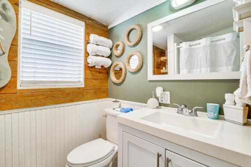 un bagno con lavandino, WC e specchio di Resort-Style Perks and Deck at Port Isabel Home! a Port Isabel
