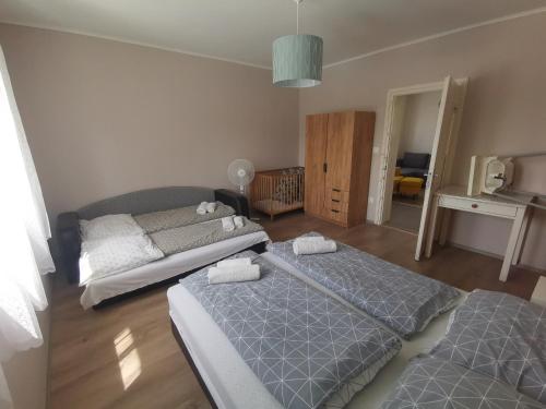 ボニャルツバシュにあるZétény Vendégházのベッドルーム1室(ベッド2台付)、リビングルームが備わります。