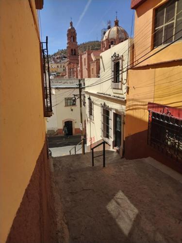 une allée entre deux bâtiments d'une ville dans l'établissement HOSTAL CASA H12, à Zacatecas