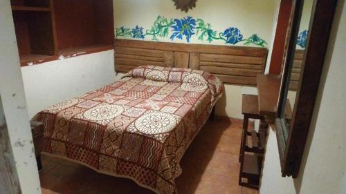 - une petite chambre avec un lit dans l'établissement HOSTAL CASA H12, à Zacatecas