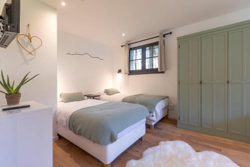 1 dormitorio con 2 camas y ventana en Chalet Soleil Blanc en Saint-Gervais-les-Bains