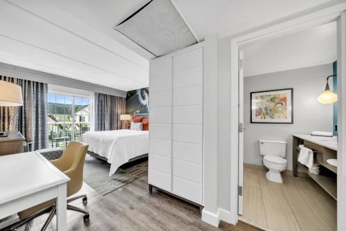 una camera d'albergo con un letto e un bagno di Hotel Indigo Atlanta Vinings by IHG ad Atlanta