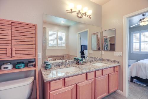 baño con 2 lavabos y espejo grande en Charming Henderson Home 6 Mi to Lake Las Vegas!, en Las Vegas