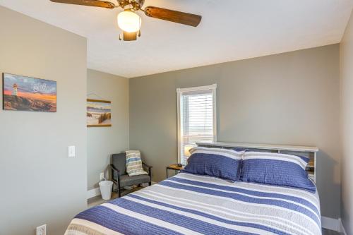 Un dormitorio con una cama y un ventilador de techo. en Peaceful Shiloh Home with Deck and Fishing Pond Access, en Shiloh