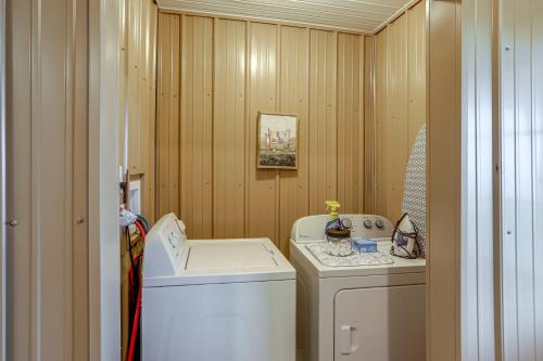 baño pequeño con lavadora y lavadora en Peaceful Shiloh Home with Deck and Fishing Pond Access, en Shiloh