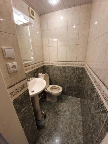 Lovely apartment in Riga city في ريغا: حمام مع مرحاض ومغسلة