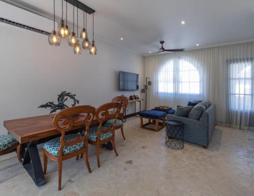 Μια τηλεόραση ή/και κέντρο ψυχαγωγίας στο Mediterranean-Style Villa with a Private Plunge Pool, Ocean Views, and Exclusive Beach Club Access
