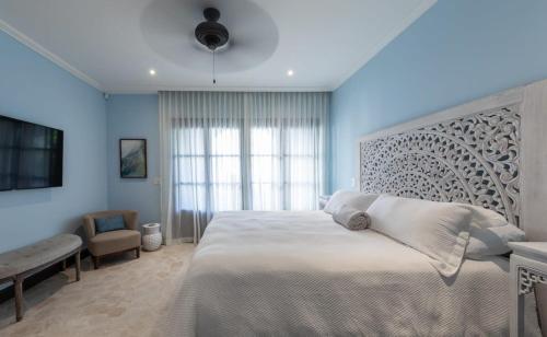 Playa DantaにあるGorgeous Luxury Villa Close to Beach in Las Catalinas Sleeps 6のベッドルーム(大型ベッド1台、窓付)