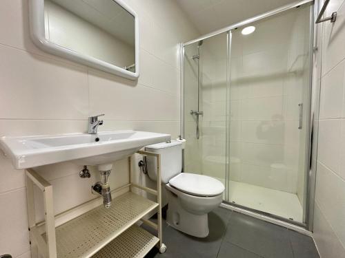 A bathroom at Agi Arago Studio