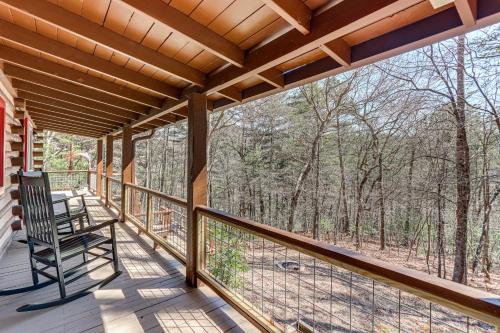 Balkón nebo terasa v ubytování Dog-Friendly Hiawassee Cabin Near Lake and Hiking