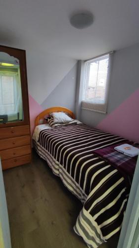- une chambre avec un lit et une commode dans l'établissement MiniDepartamento Céntrico Puno, à Puno