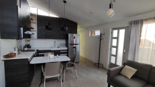 una pequeña cocina con mesa y sofá en MiniDepartamento Céntrico Puno, en Puno