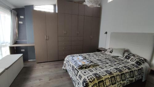 Dormitorio con cama con edredón estampado en MiniDepartamento Céntrico Puno, en Puno