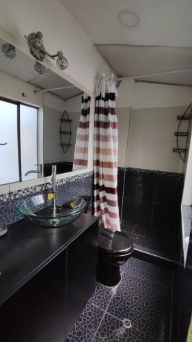 La salle de bains est pourvue d'un lavabo et de toilettes. dans l'établissement MiniDepartamento Céntrico Puno, à Puno
