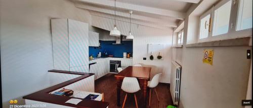 eine kleine Küche mit einem Tisch und einem Kühlschrank in der Unterkunft casa vacanza da Menan in Castelnuovo Magra