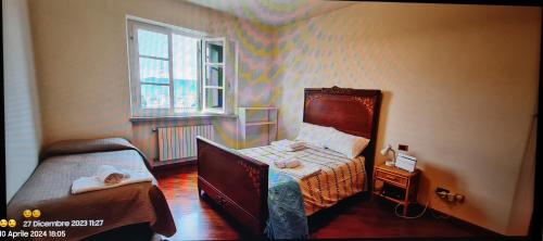 ein kleines Schlafzimmer mit einem Bett und einem Fenster in der Unterkunft casa vacanza da Menan in Castelnuovo Magra