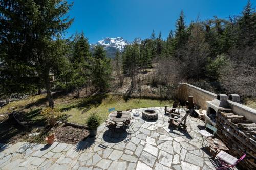 - une vue aérienne sur une terrasse avec une table et des chaises dans l'établissement Le Mas des Vigne - Jardin - Barbecue - Brasero, à Uvernet