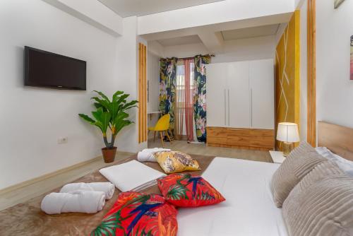 uma sala de estar com um sofá e uma televisão em Curaçao Apartments - Building Stefan em Mamaia Nord – Năvodari