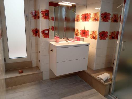 ein Badezimmer mit Waschbecken und Dusche in der Unterkunft GiuattyHomeHoliday Termoli in Termoli