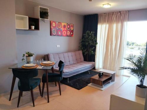 a living room with a pink couch and a table at Apartamento Moderno en Guardamar in Guardamar del Segura