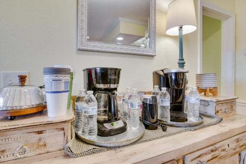 Příslušenství pro přípravu čaje a kávy v ubytování Branson Condo with Views - Near Silver Dollar City!