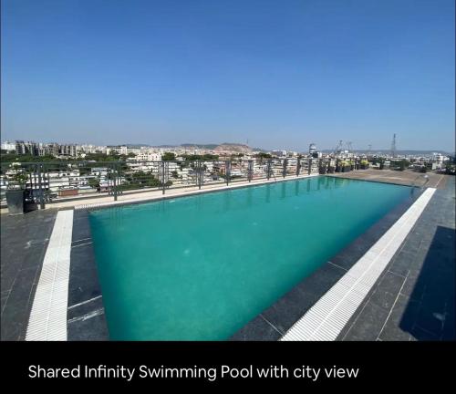 une grande piscine avec vue sur la ville dans l'établissement Upasana First Avenue Studio with pool, à Jaipur