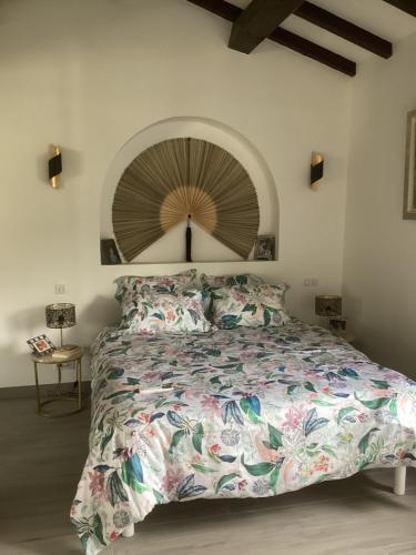 ein Schlafzimmer mit einem großen Bett mit einer großen Bettdecke in der Unterkunft Pervenche in Marseille