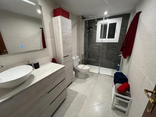 a bathroom with a sink and a toilet and a shower at Apartamento con vistas al mar in Cambrils