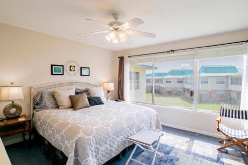 Giường trong phòng chung tại Island Oasis with a view