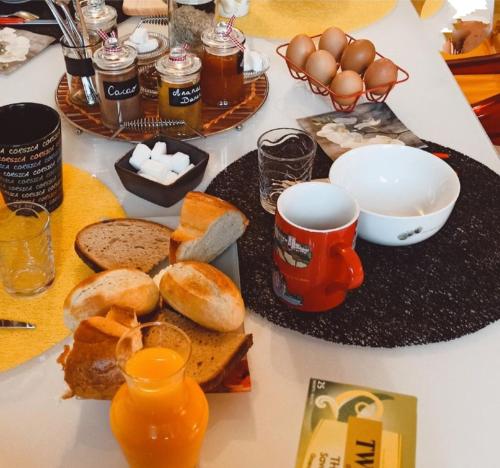 uma mesa com pequeno almoço de pão e ovos em L 'EDELWEISS de 1 a 9 personnes 