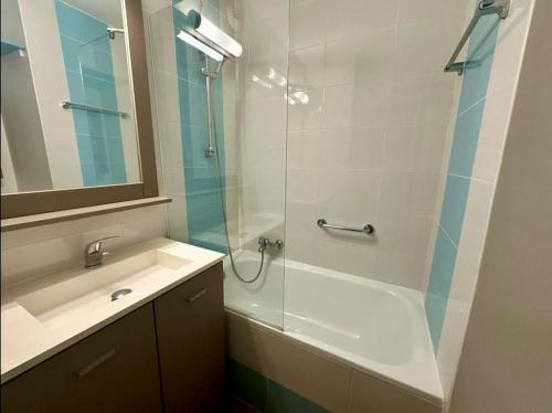 une salle de bain avec une douche en verre et un lavabo dans l'établissement Mandelieu / Appartement Climatisé 4 prsn / Piscine, à Mandelieu-la-Napoule
