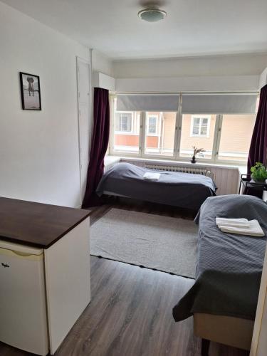 1 Schlafzimmer mit 2 Betten und einem Fenster in der Unterkunft Varvinkatu apartment in Pori