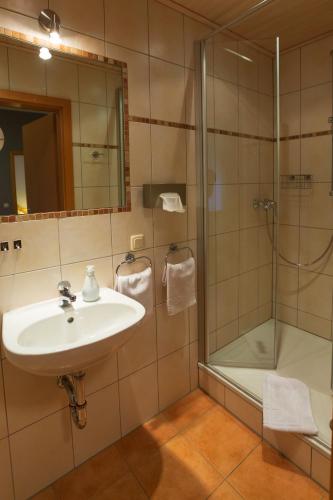 a bathroom with a sink and a shower at Weingut Peter Barzen in Reil