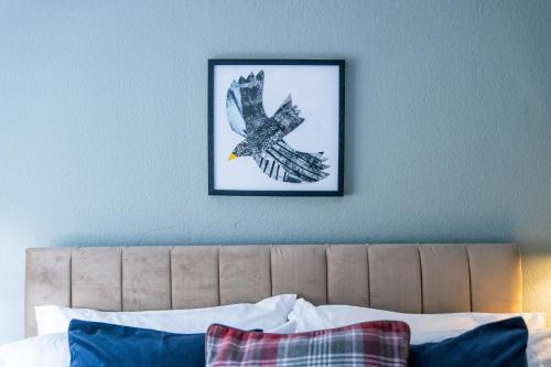 ein Bild eines Vogels, der über einem Bett fliegt in der Unterkunft Sunshine in the Laines in Brighton & Hove