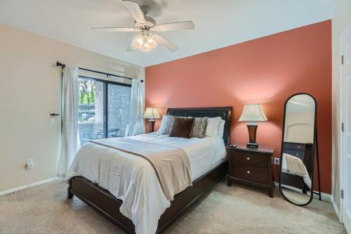1 dormitorio con 1 cama grande y espejo en 2bd/1ba North Scottsdale Condo, en Scottsdale