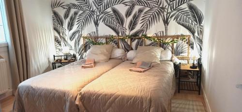 een slaapkamer met een bed met twee slippers erop bij L 'EDELWEISS de 1 a 9 personnes 