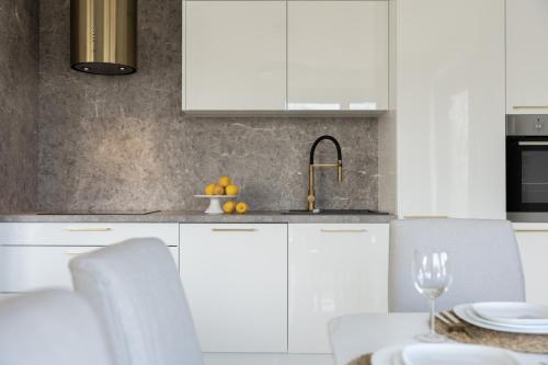 Η κουζίνα ή μικρή κουζίνα στο Apartamenty In Belnihel