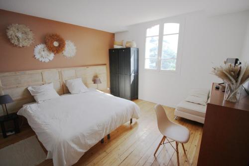 een slaapkamer met een bed, een bureau en een stoel bij B&B + sdb privées à Chatou, près de Paris in Chatou
