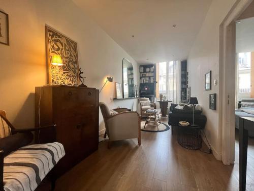 une chambre avec un lit et un salon dans l'établissement Atelier d'artiste, à Bordeaux