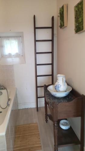 Cette chambre comprend une table avec un gâteau. dans l'établissement Gite du Manoir des Anoteux, à Carneville