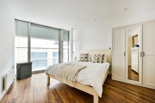 Un pat sau paturi într-o cameră la That Cosy Stay - Exclusive Roof Top Apartment - Stratford