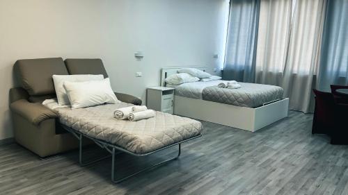 - une chambre avec un canapé, un lit et une chaise dans l'établissement Loft Office 1, à Castel Maggiore