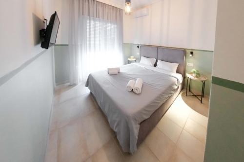ein Schlafzimmer mit einem Bett mit zwei Handtüchern darauf in der Unterkunft Orsiida classic double room Volos in Volos