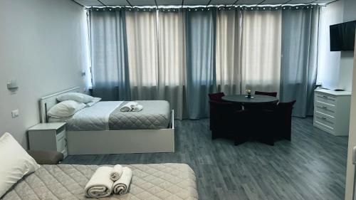 - une chambre avec un lit, un bureau et une table dans l'établissement Loft Office 1, à Castel Maggiore