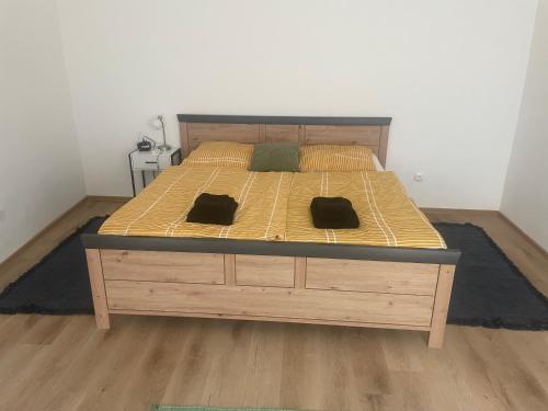 Postel nebo postele na pokoji v ubytování Modernes 60m2 Apartment mit Gartenblick - Hundefreundlich nähe Westbahnhof T5