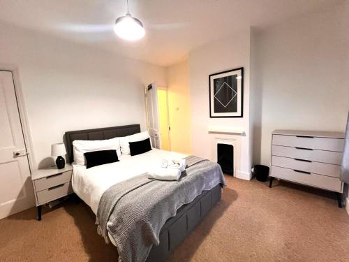 um quarto com uma cama grande e uma lareira em Visit Luton With This 2 BR Rental - Sleeps 6 em Luton