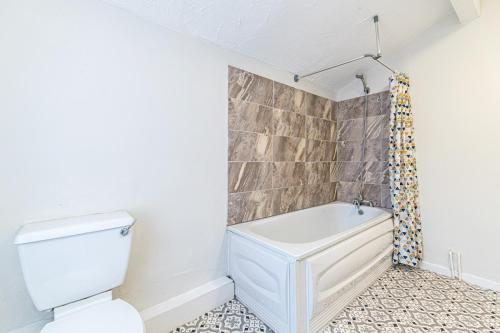 a bathroom with a toilet and a bath tub at Scott House - Contractor Friendly - Sleeps 7 in Liverpool