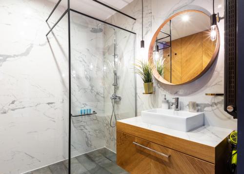 格地尼亞的住宿－Leśna Luxury Apartment，一间带水槽和淋浴的浴室