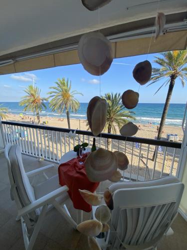 a balcony with a table and chairs and a view of the beach at El Velero una terraza al mar in Calafell
