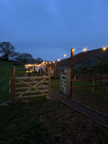 Φωτογραφία από το άλμπουμ του The original Sleeping Giant Lodge with hot tub & Alpacas σε Ystradgynlais